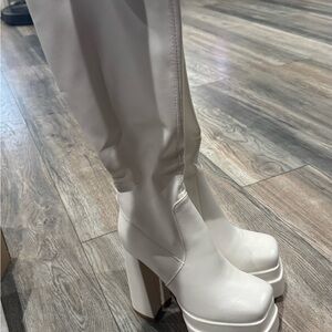 Kiss White Heeled Boots Modern Elegance